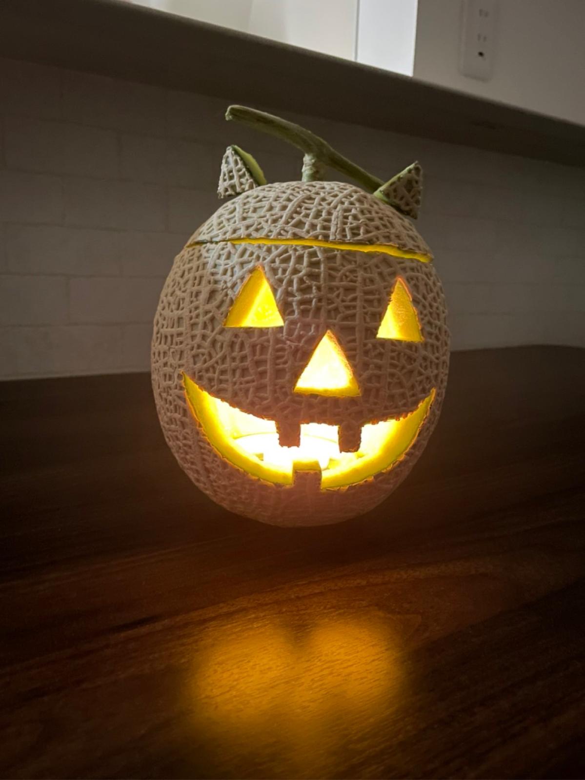 ハロウィンの時 カボチャがなかったのでメロンで作ってみました 渡辺潔が投稿したフォトブック Lemon8
