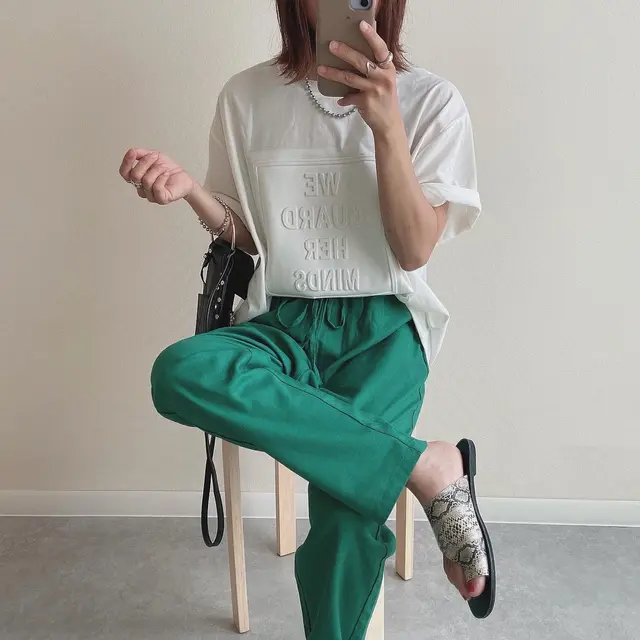 クリーム色パンツ コーデ レディース Lemon8