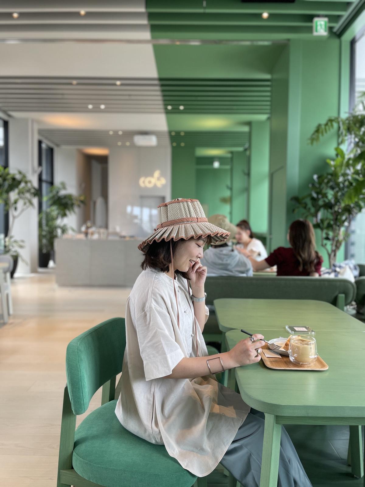 Toggle Hotel 緑の空間が可愛いカフェでのコーデ Harunyaはるにゃが投稿したフォトブック Lemon8