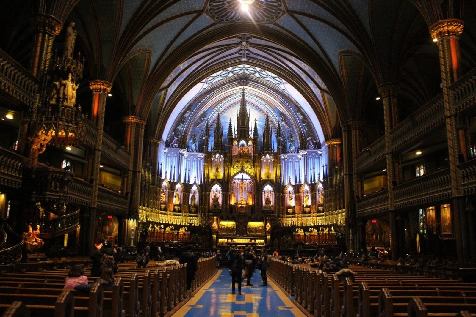 まるで映画の世界 カナダ モントリオール ノートルダム聖堂 を紹介 矢作が投稿したフォトブック Lemon8