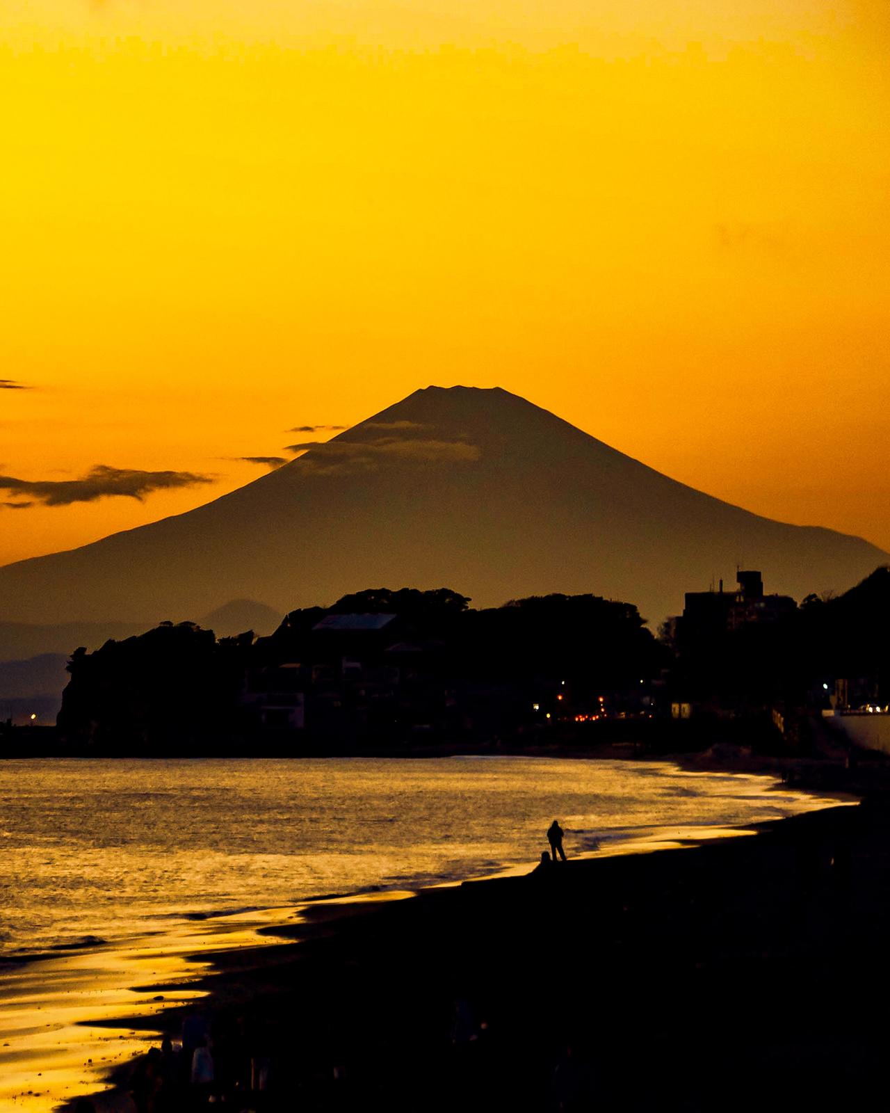 神奈川県鎌倉市 夕陽スポット 七里ヶ浜と富士山 Jptravelerspicが投稿したフォトブック Lemon8