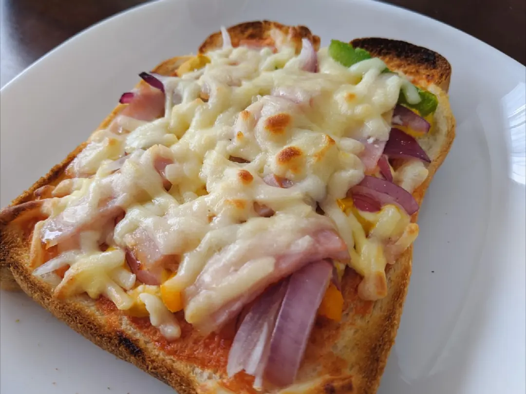 一人暮らしで食べきれない食パン…そんな時はピザトーストにして冷凍保存がおすすめの画像
