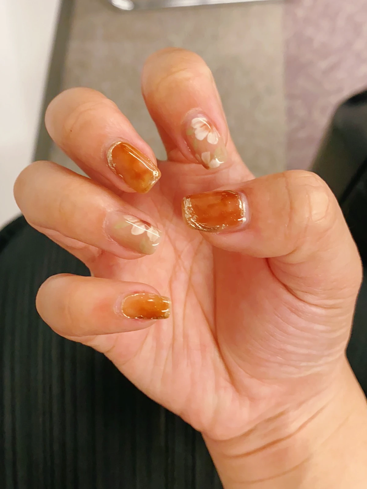 秋のネイル 琥珀と白い花 アイシーが投稿したフォトブック Lemon8