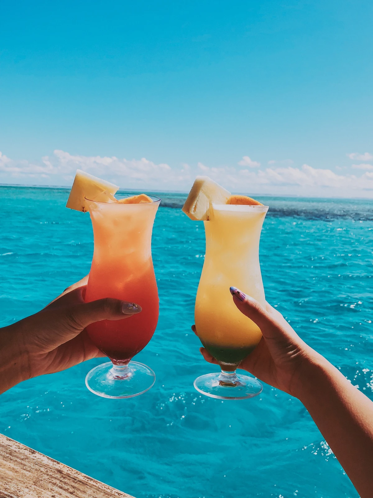 フィジー カクテル一杯3000円笑 規格外の海に浮かぶbar Onumaaanが投稿したフォトブック Lemon8