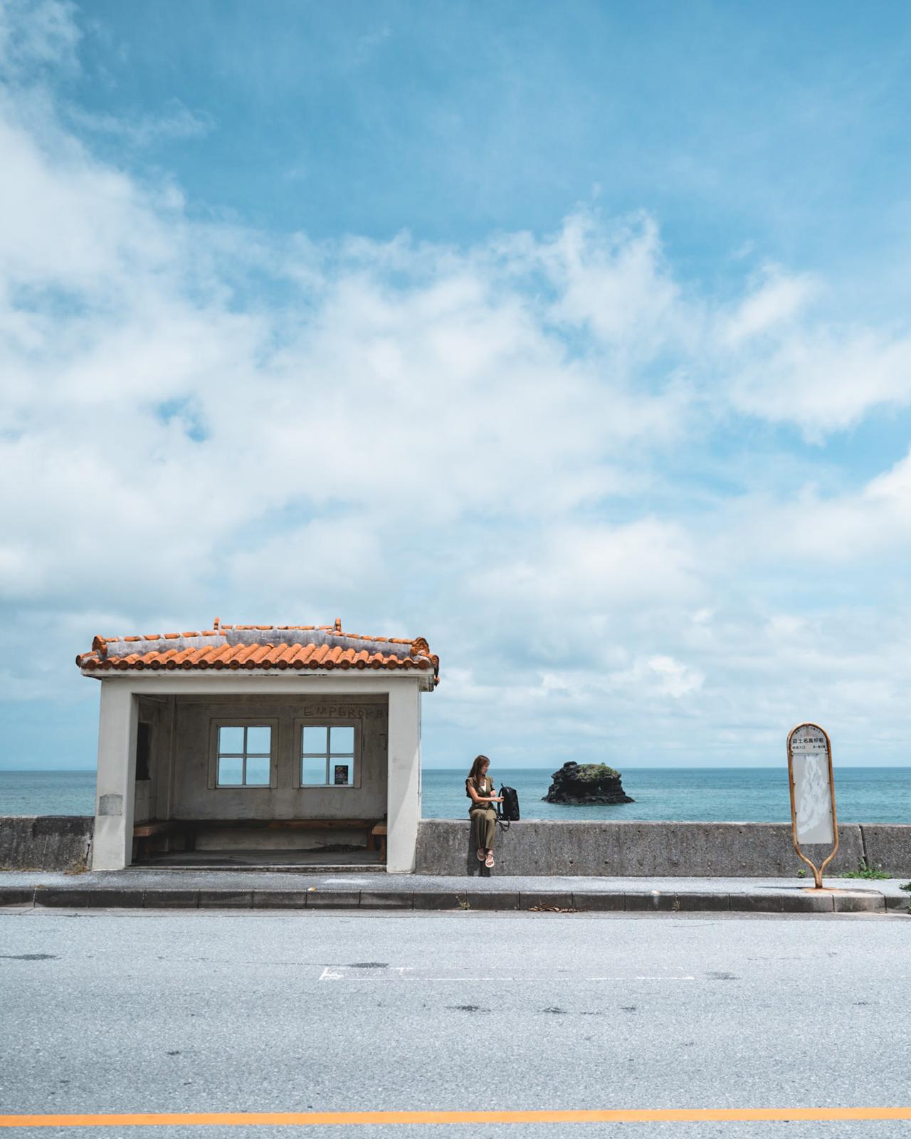 海の前にあるバス停！🚌沖縄本島の絶景スポット🌊    ooooooayumioooo 