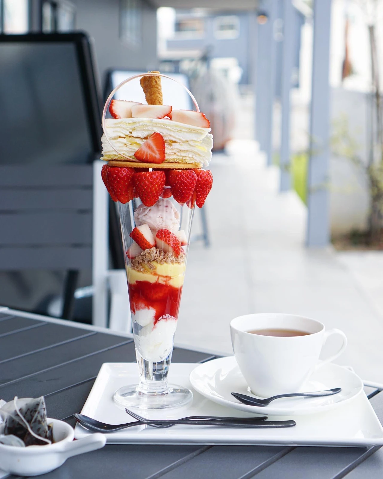 グラスの上にミルクレープが乗った映え映えないちごパフェ 滋賀県大津市 べんきちどんぶりが投稿したフォトブック Lemon8