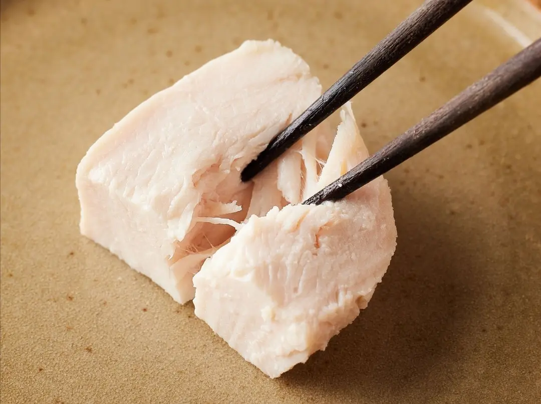 低温調理器なし,テクニック不要/お箸で切れる柔らか鶏むね肉の茹で方の画像