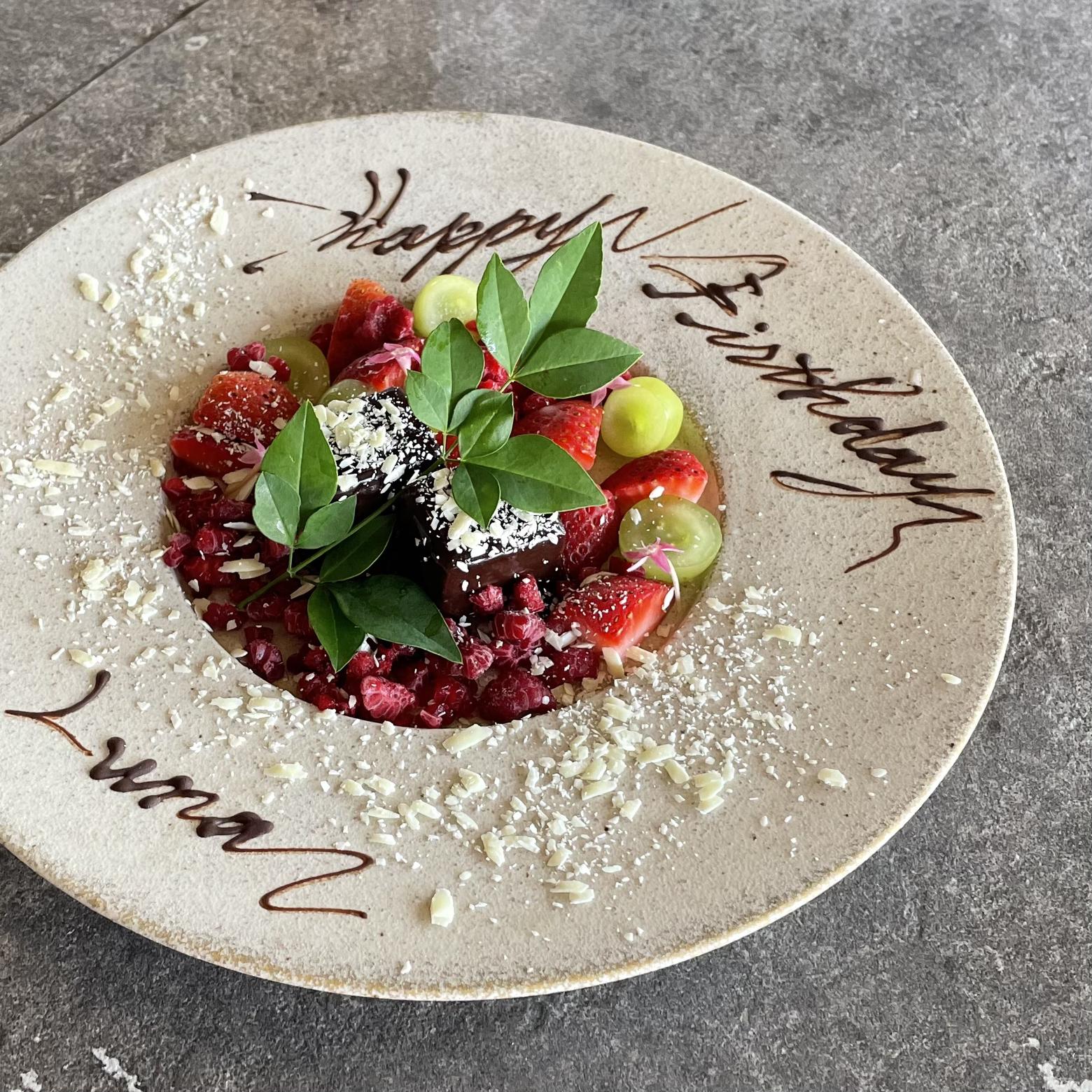 お誕生日プレート Onique Tokyo グルメ ヨジンが投稿したフォトブック Lemon8