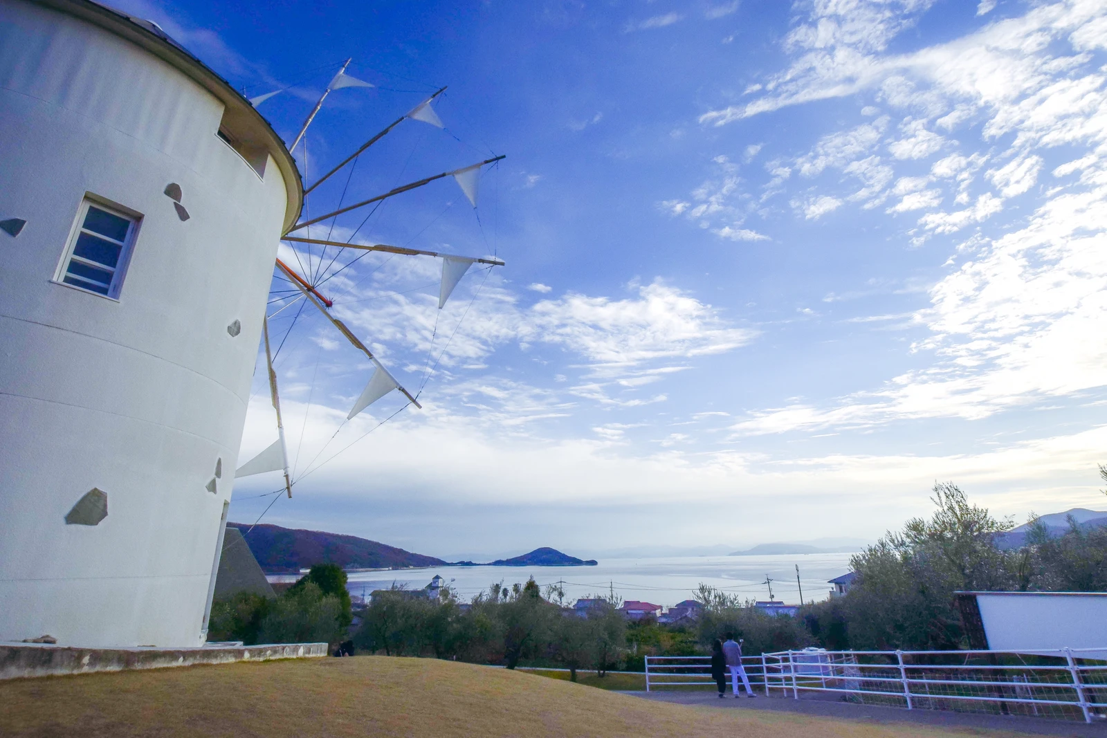 香川県小豆島 まるで海外風景 ギリシャ風車がある オリーブ公園 Jptravelerspicが投稿したフォトブック Lemon8