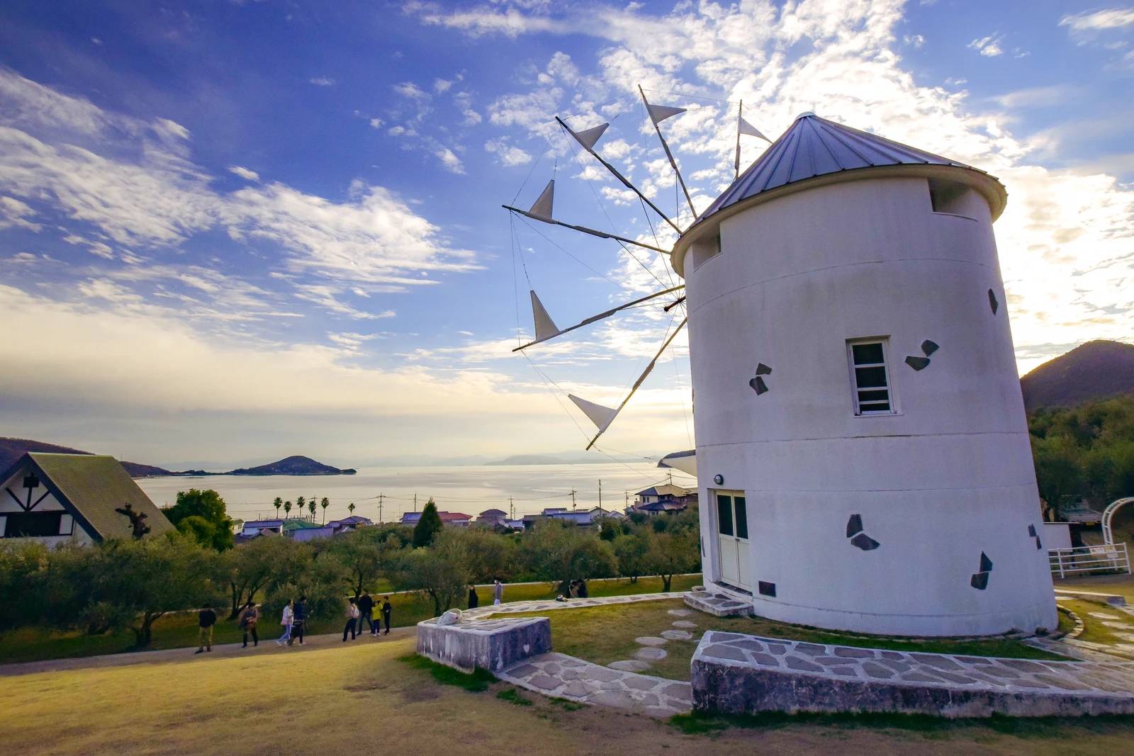 香川県小豆島 まるで海外風景 ギリシャ風車がある オリーブ公園 Jptravelerspicが投稿したフォトブック Lemon8