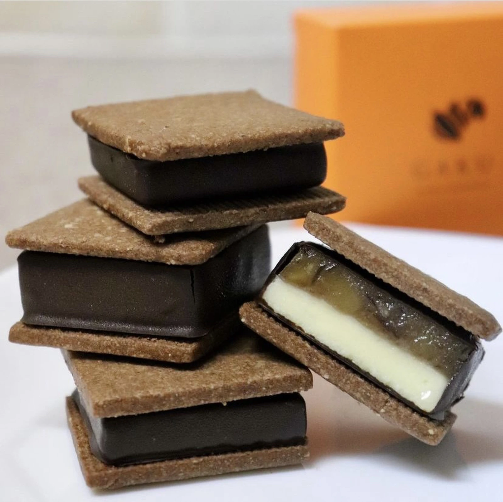 職人が一つ一つ手作りしたチョコと 洋栗と和栗の2種を使った 秋の味覚が味わえる上品なチョコレトサンド 西野トヲルが投稿したフォトブック Lemon8