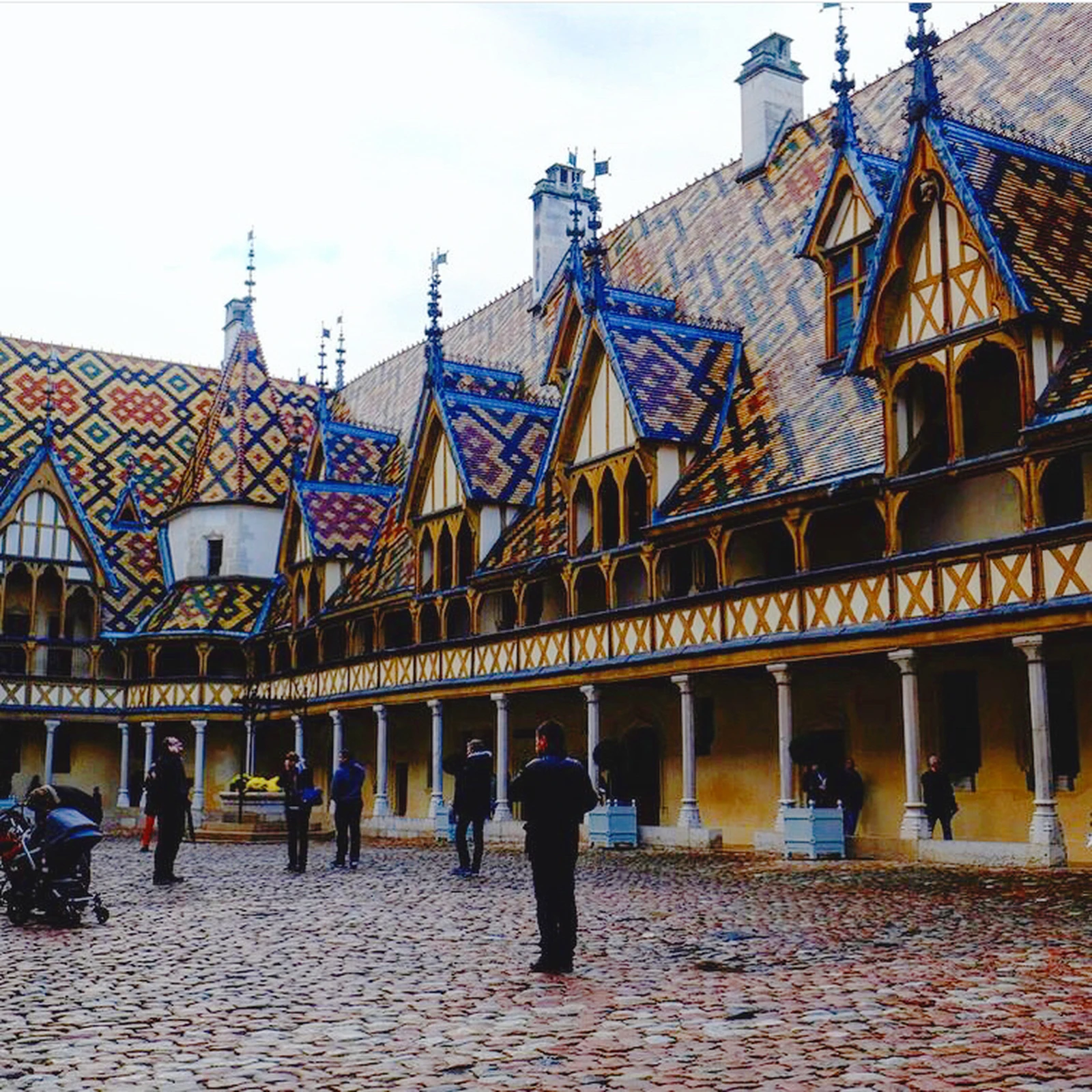 フランス ブルゴーニュ地方の町ボーヌ 美しい15世紀の病院 Konnyが投稿したフォトブック Lemon8