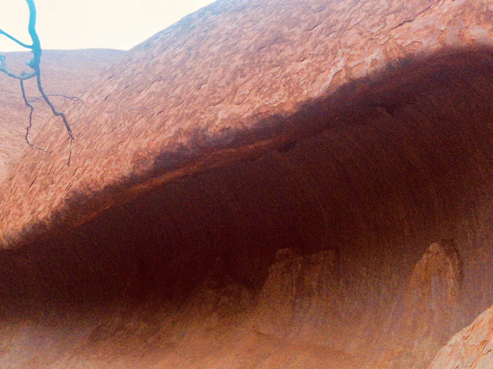 世界の中心 圧巻の壮大さ世界遺産のエアーズロック ナツミンが投稿したフォトブック Lemon8