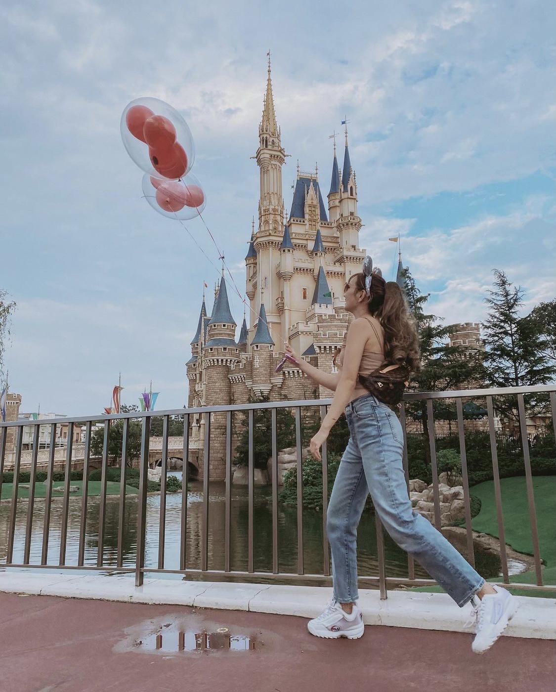 Tdl ディズニーで売ってる風船と 人の映り込みを避けれるフォトスポット Onumaaanが投稿したフォトブック Sharee