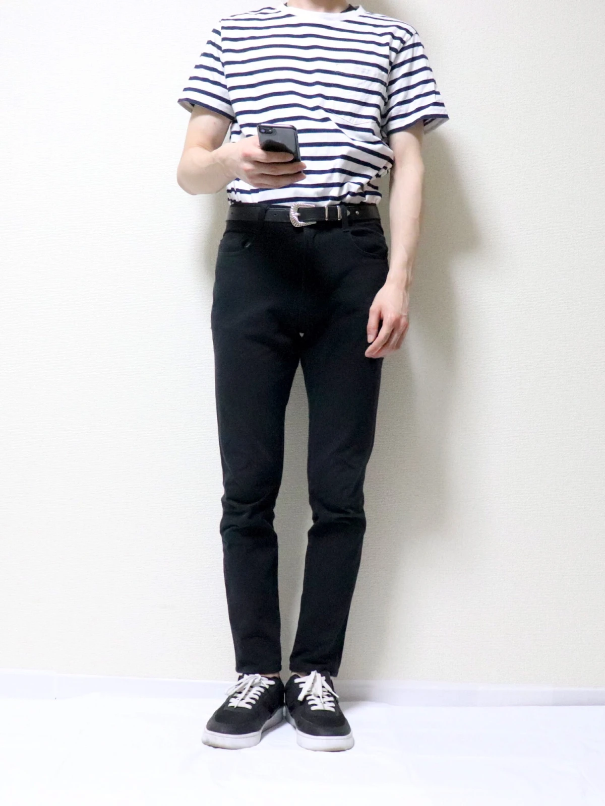 ボーダーtシャツ 黒スキニー スニーカー Tatsuが投稿したフォトブック Lemon8