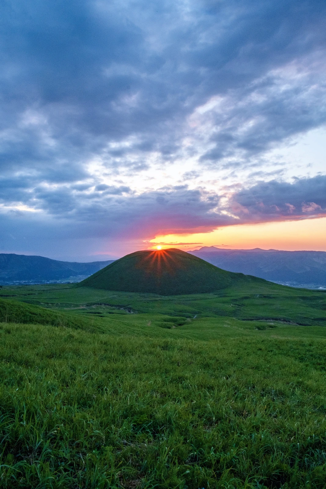 熊本県 阿蘇の米塚に沈む夕陽 Konnyが投稿したフォトブック Lemon8