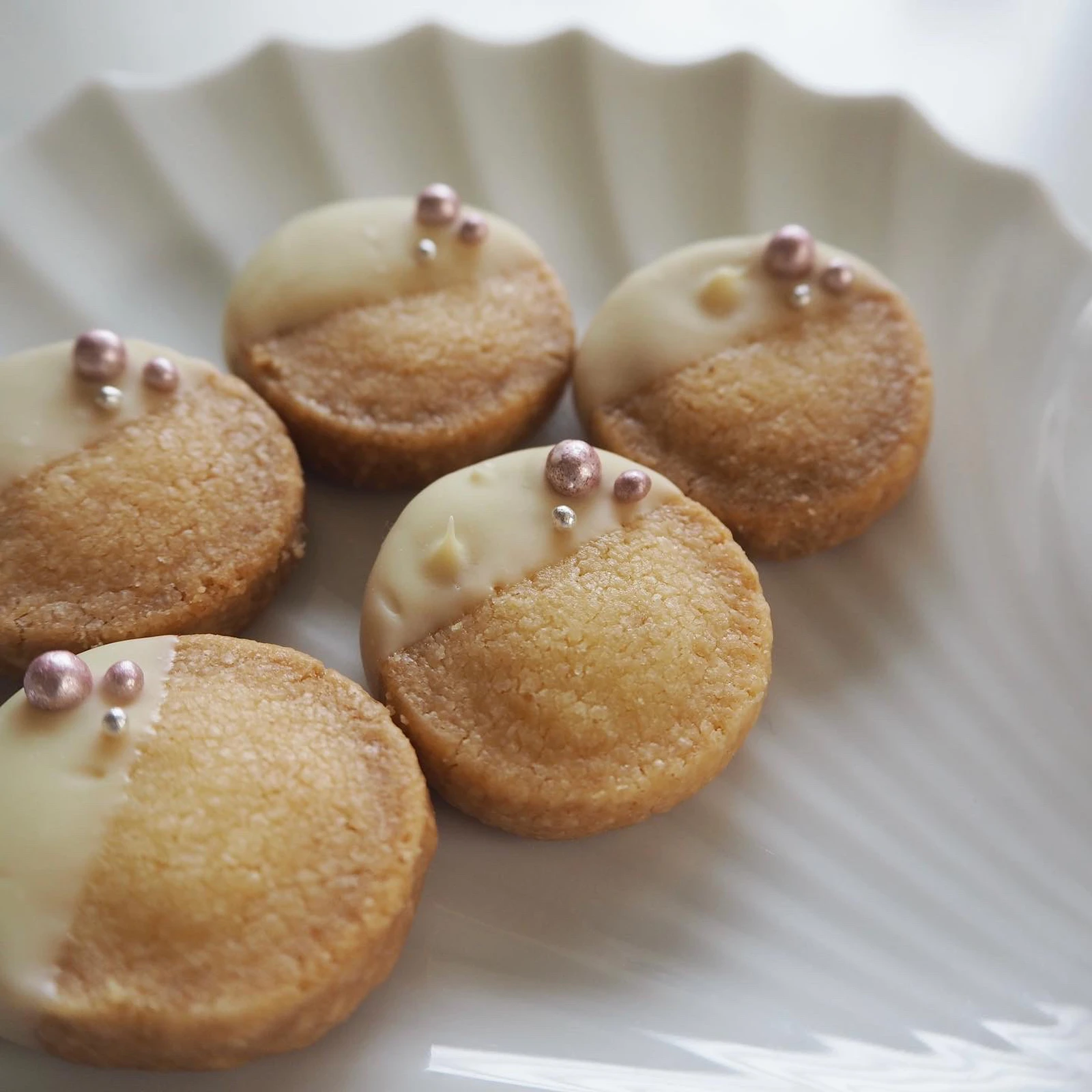 レシピ付き ホワイトチョコがけキラキラバタークッキー 石野美和が投稿したフォトブック Lemon8