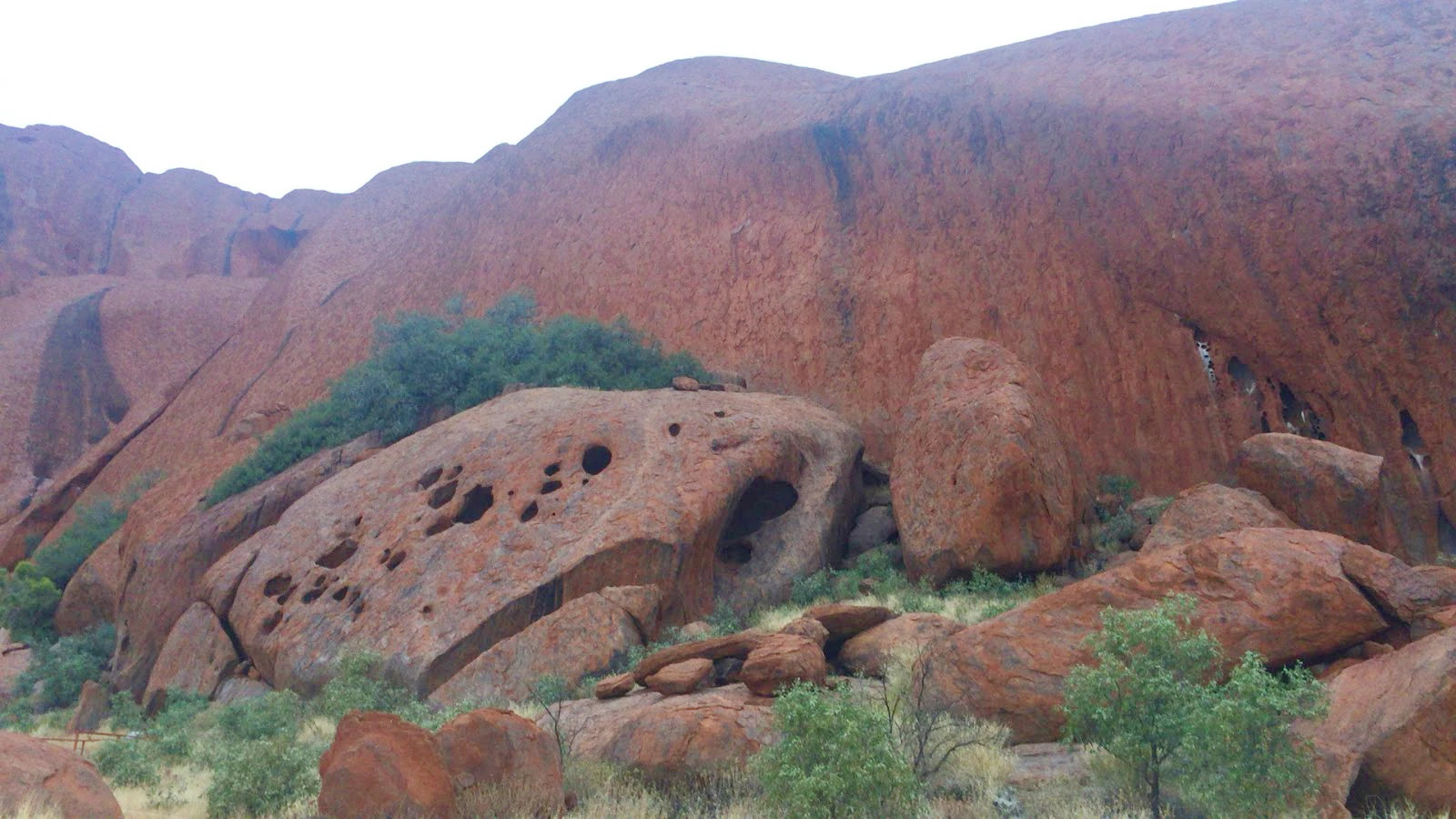 世界の中心 圧巻の壮大さ世界遺産のエアーズロック ナツミンが投稿したフォトブック Lemon8