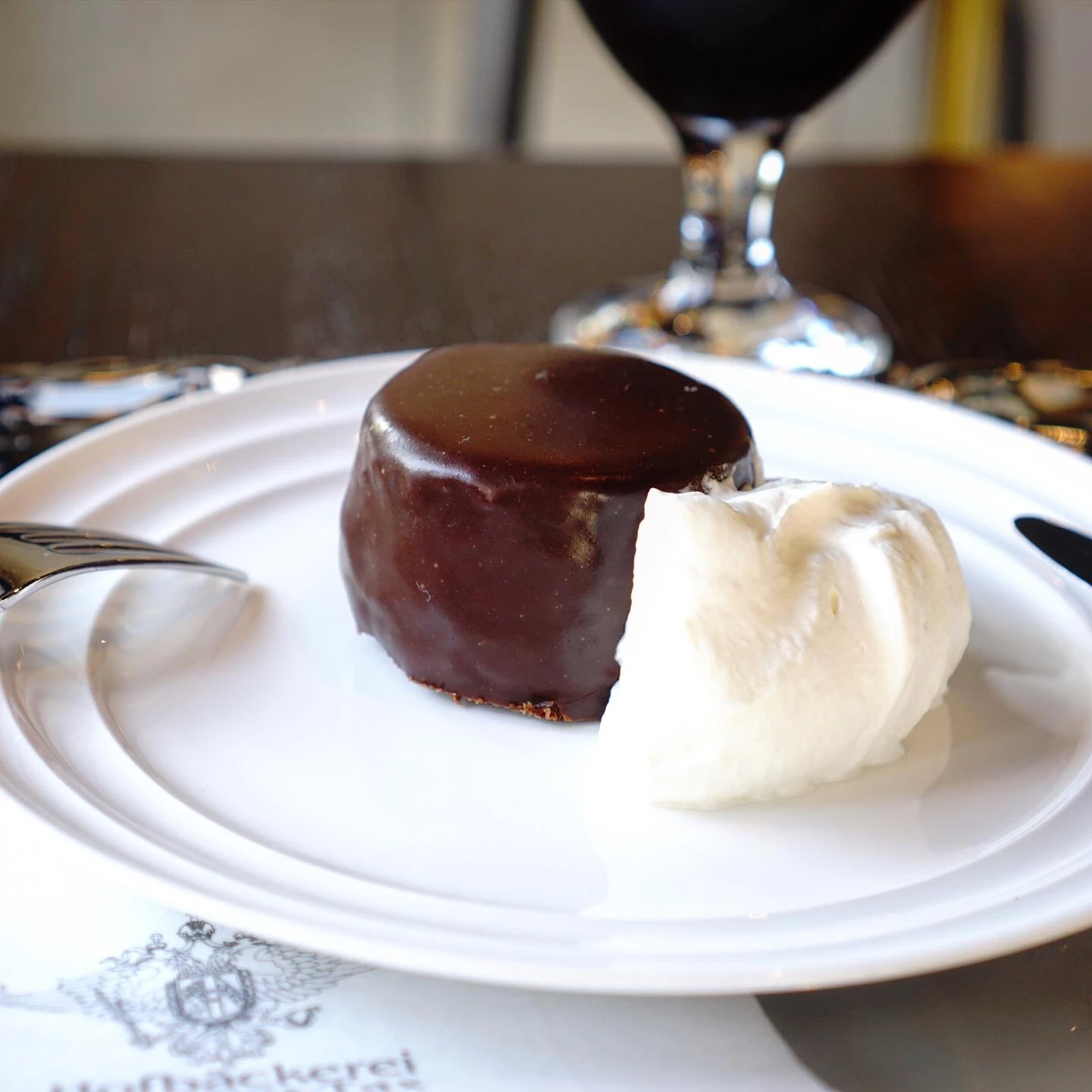 オーストリア発 ハプスブルク家御用達のベーカリーでいただく本番のザッハトルテ べんきちどんぶりが投稿したフォトブック Lemon8