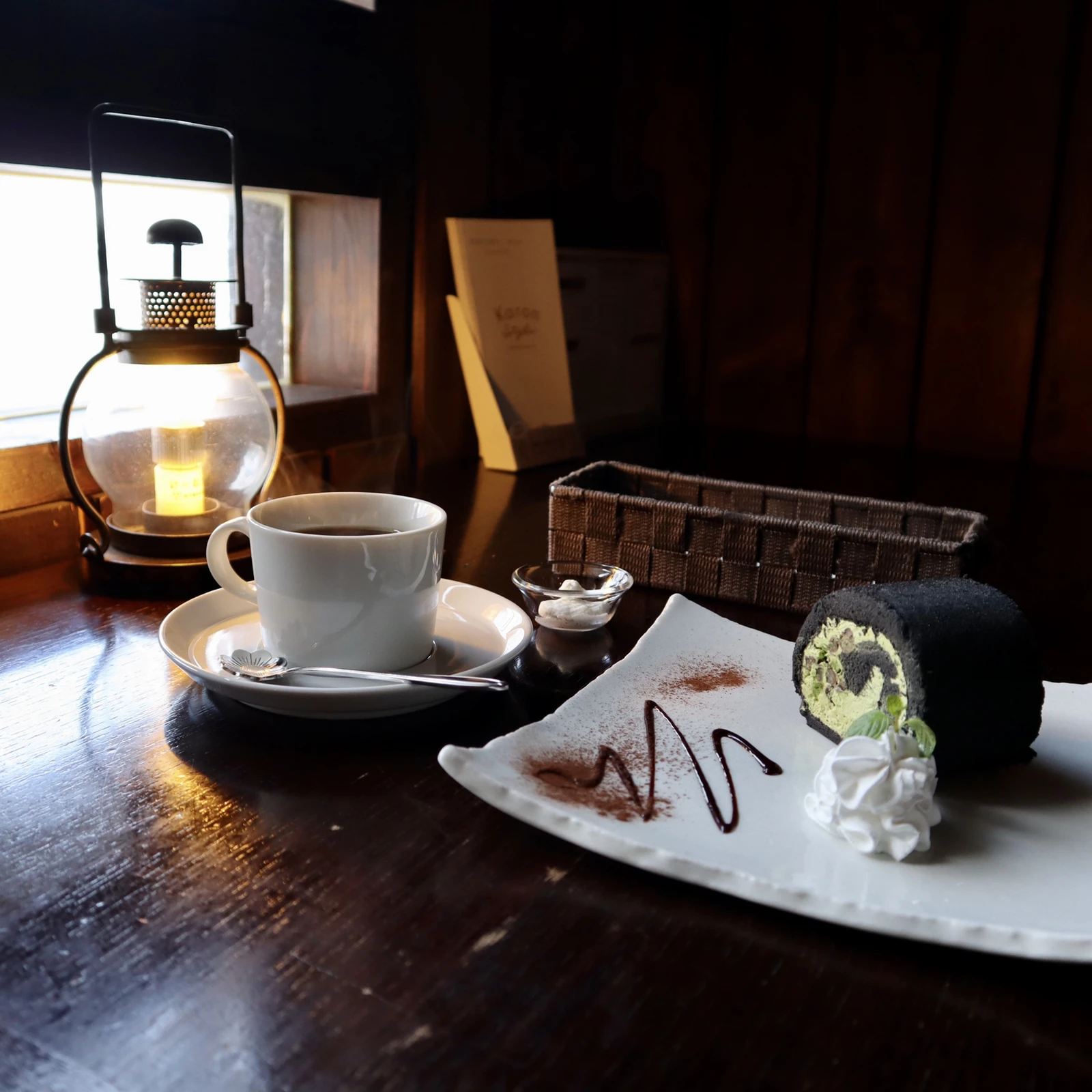 花輪珈琲茶房 藻岩本店 落ち着く空間で竹炭抹茶ロールを嗜む おにやんグルメが投稿したフォトブック Lemon8 花輪珈琲茶房 藻岩本店 落ち着く空間で竹炭抹茶ロールを嗜む おにやんグルメが投稿したフォトブック Lemon8
