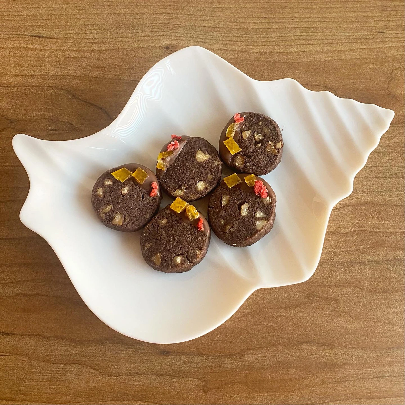 簡単お菓子レシピ オレンジピールとフリーズドライ苺のチョコがけ胡桃ココアクッキー 石野美和が投稿したフォトブック Lemon8
