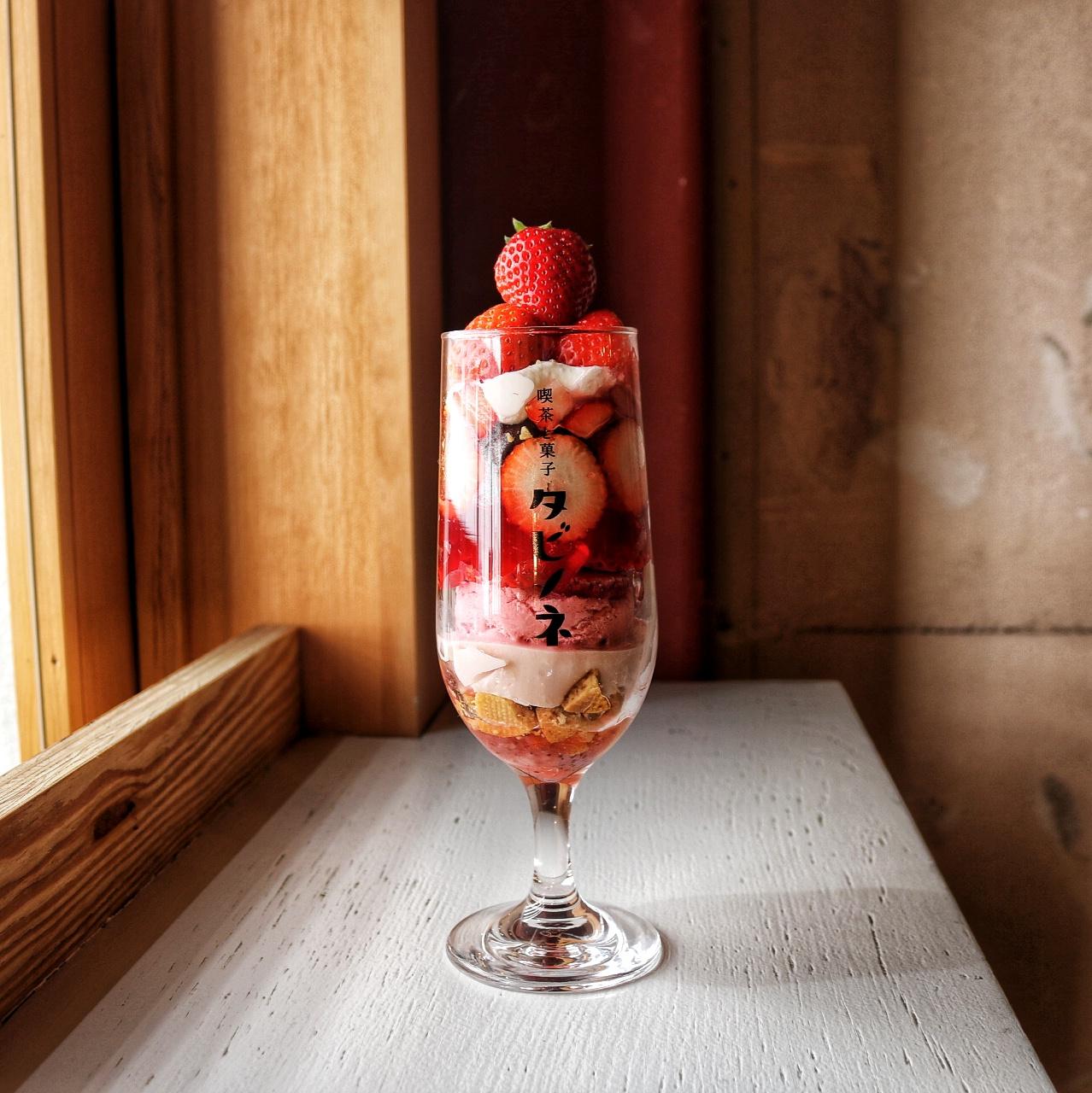大阪 期間限定 いちごパフェ 店内にはブランコみたいな があるお洒落カフェ𖤐 Calin1025sが投稿したフォトブック Lemon8