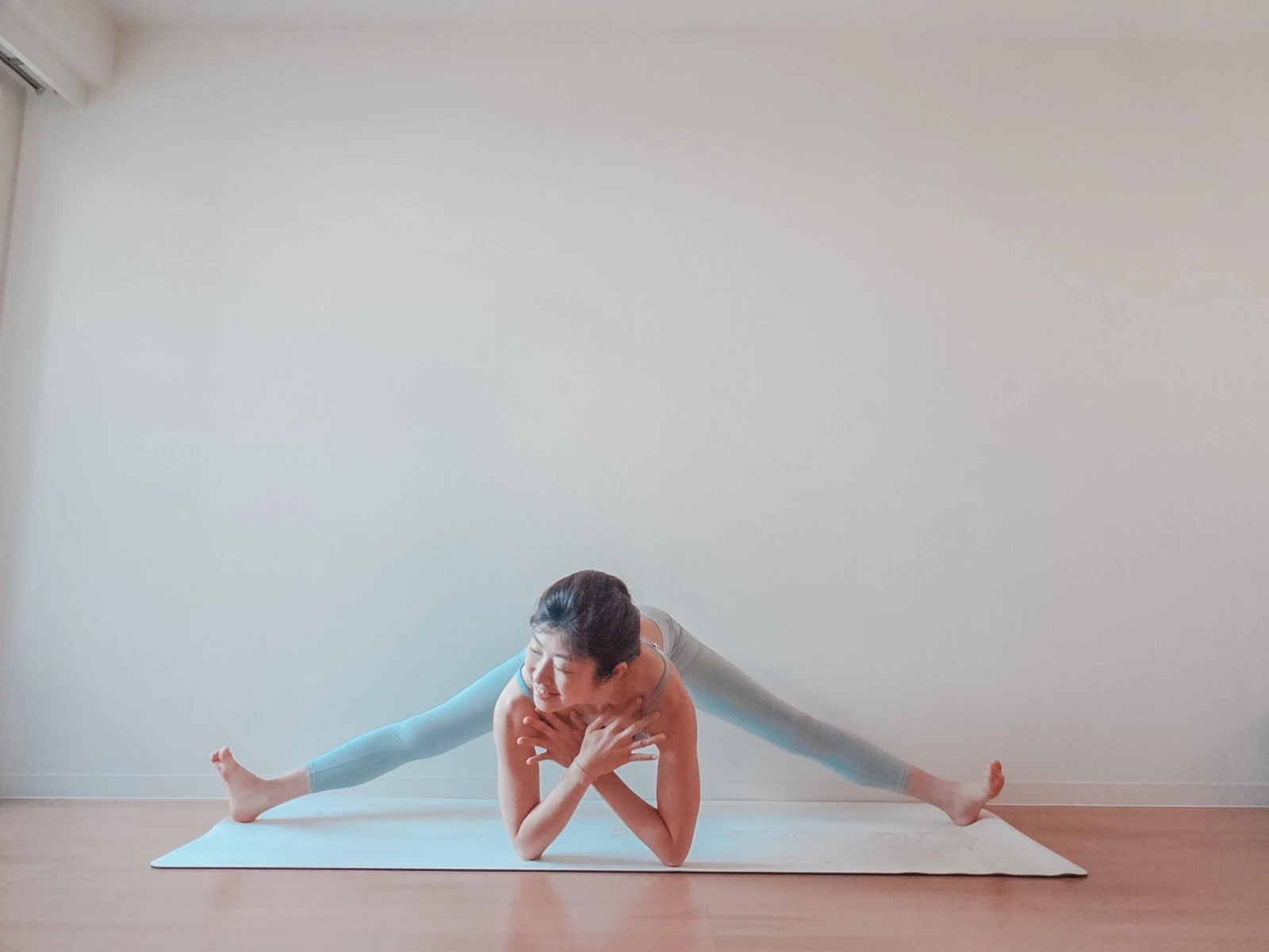 開脚ヨガポーズと女神ポーズ Yogaloverが投稿したフォトブック Lemon8