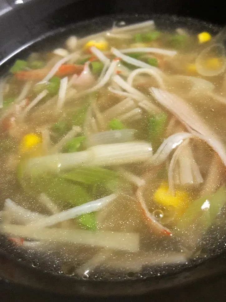 ホッとして身体が温まる！かにかまと野菜の生姜中華スープの画像