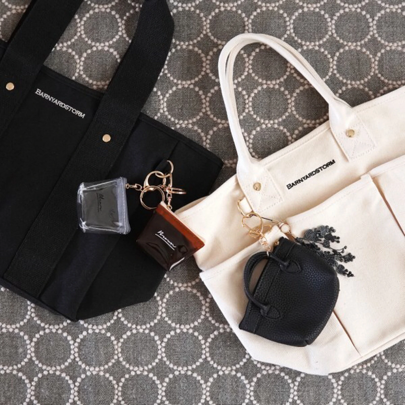 プチプラ雑貨店 Asoko 人気アイテムの限定色 チャーム付きミニポーチ ミニバッグが可愛い Usagi Worksが投稿したフォトブック Lemon8