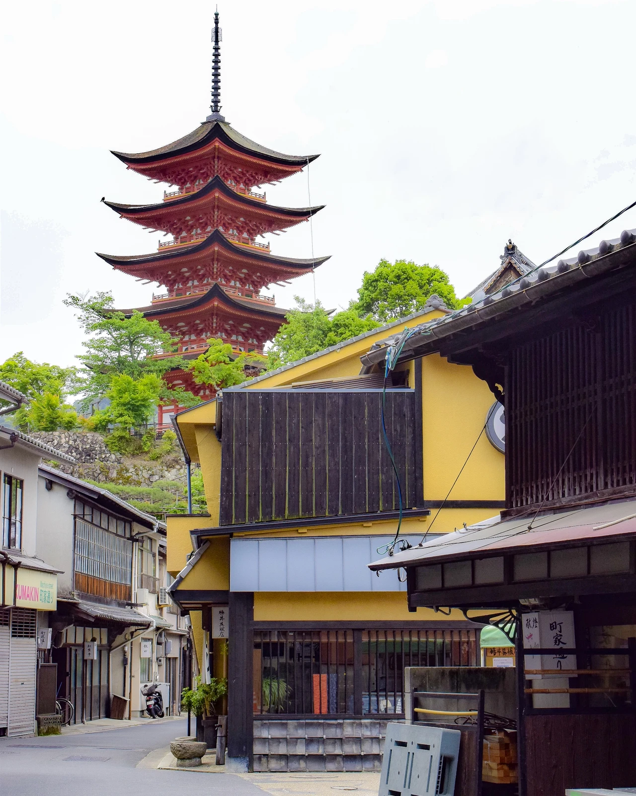 広島県宮島 町屋通りと五重塔 Jptravelerspicが投稿したフォトブック Lemon8