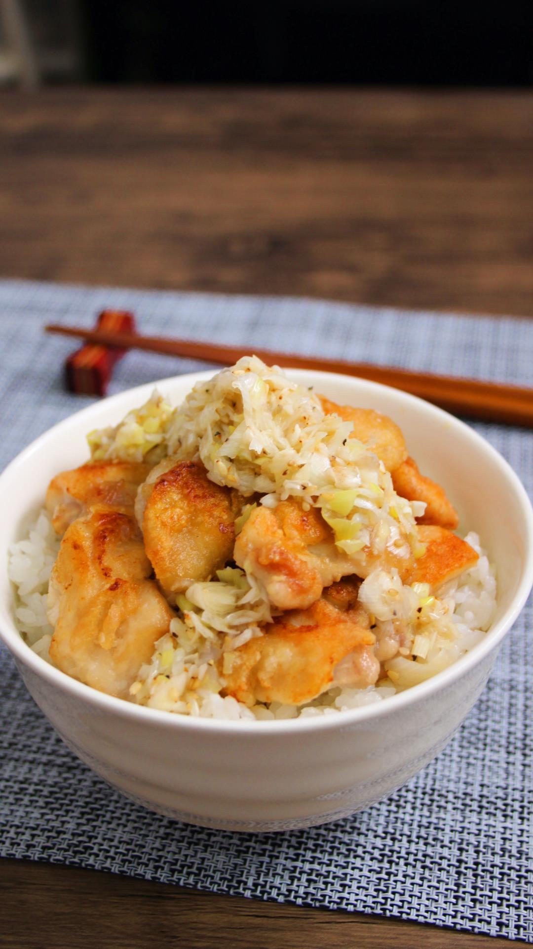 このタレだけでご飯消えるまである ねぎ塩パリパリチキン丼 だいすけごはんが投稿した記事 Lemon8