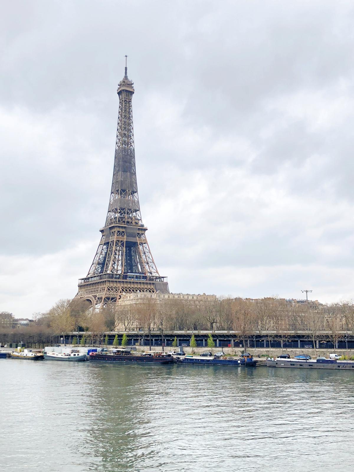 パリのシンボル Paris エッフェル塔が綺麗に見えるbir Hakeim橋 Saya Tripが投稿したフォトブック Sharee