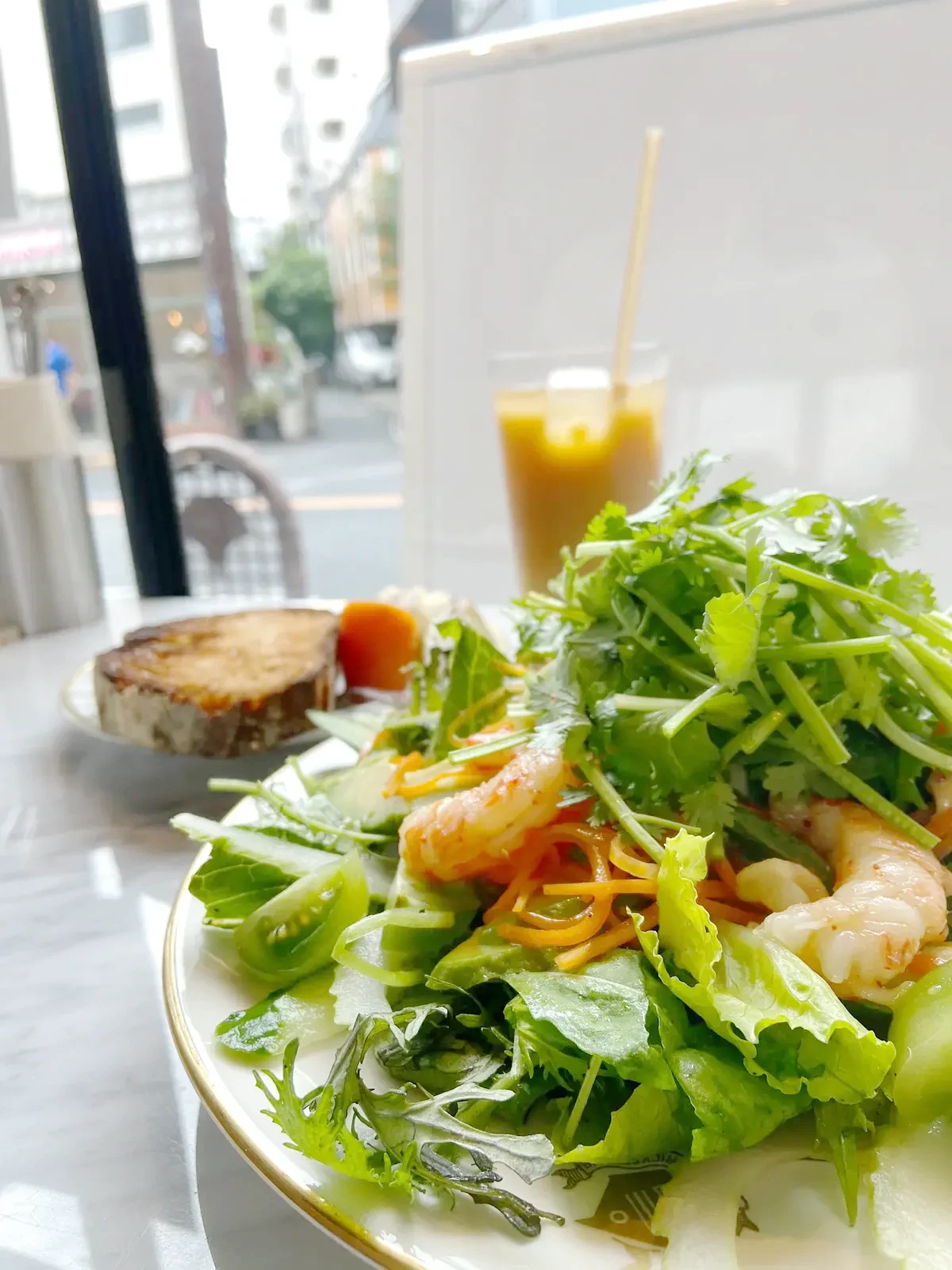 東京 ヘルシーランチに山盛りサラダ もちこの食べもの記録 が投稿したフォトブック Lemon8