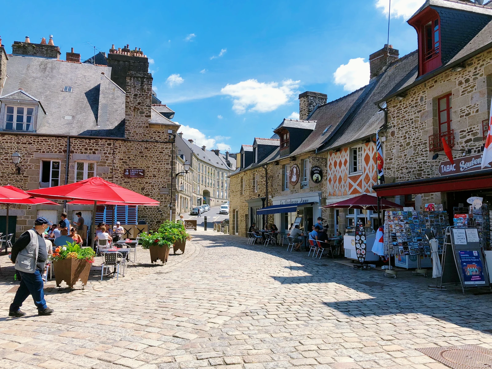 中世の面影を残す石で造られた要塞の町 フジェール Saya Tripが投稿したフォトブック Lemon8