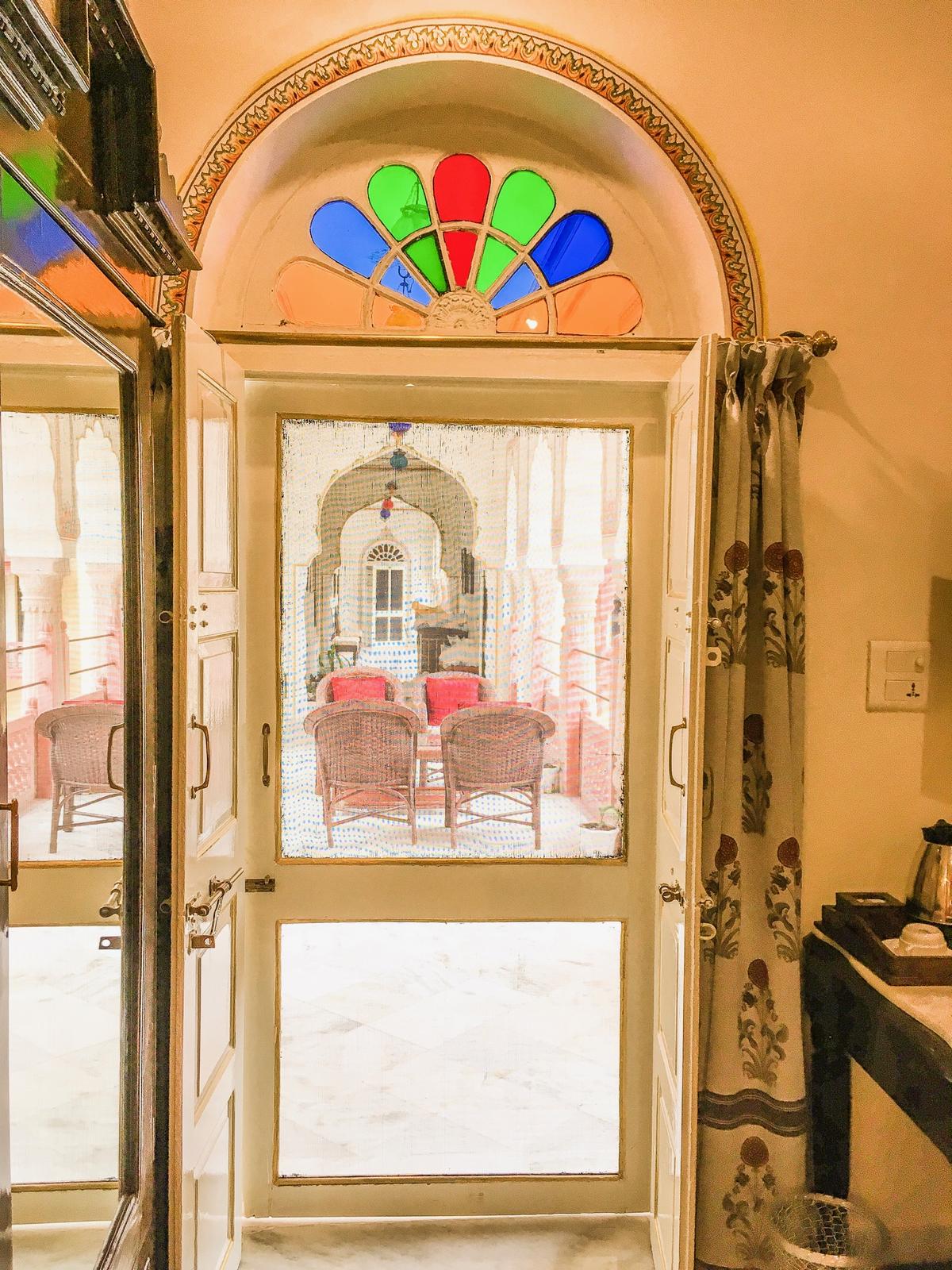 ふじみ野市 インドマハラジャの家の部屋の扉 家具