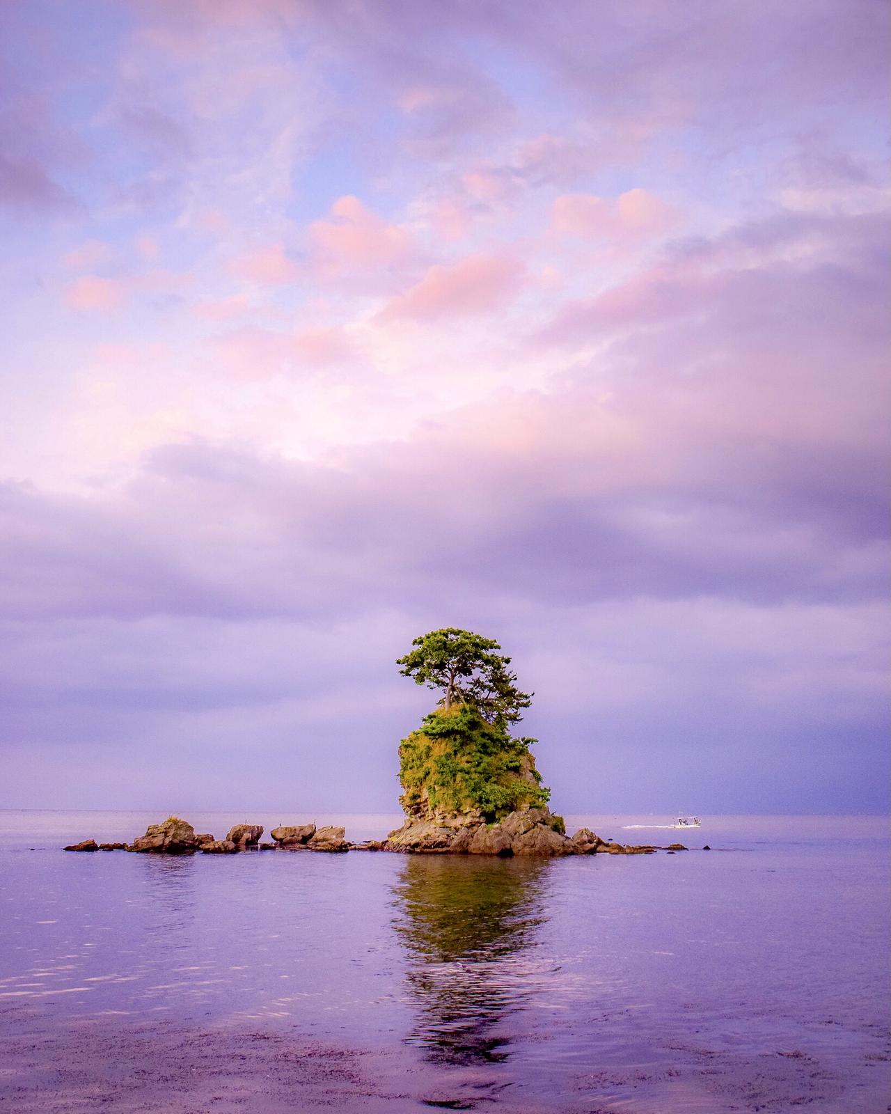 富山県高岡市 神秘的な風景が広がる 夕焼けの雨晴海岸 Jptravelerspicが投稿したフォトブック Lemon8