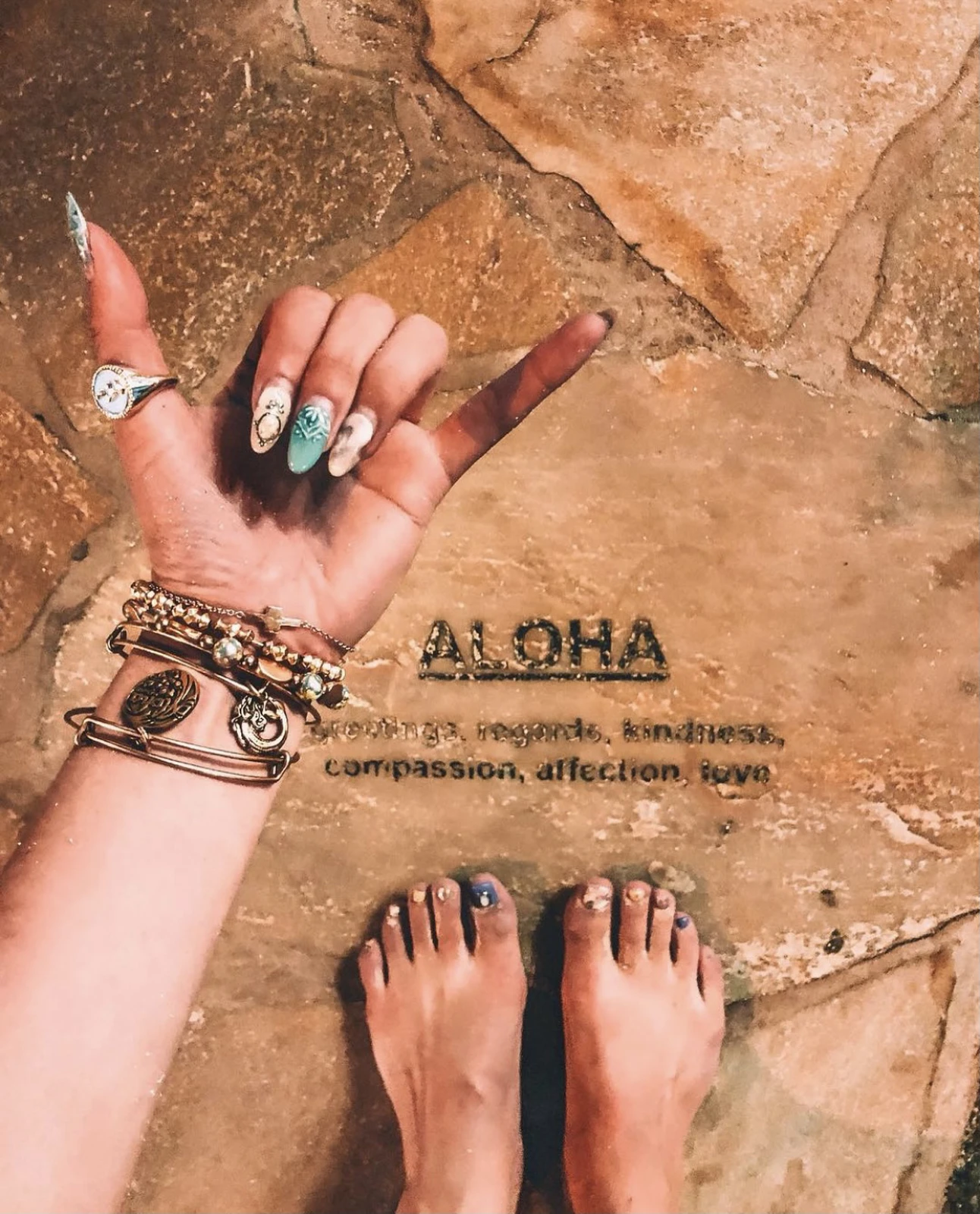 ハワイ 見落としがち ワイキキ周辺の道に書いてある文字が可愛いんです Onumaaanが投稿したフォトブック Lemon8