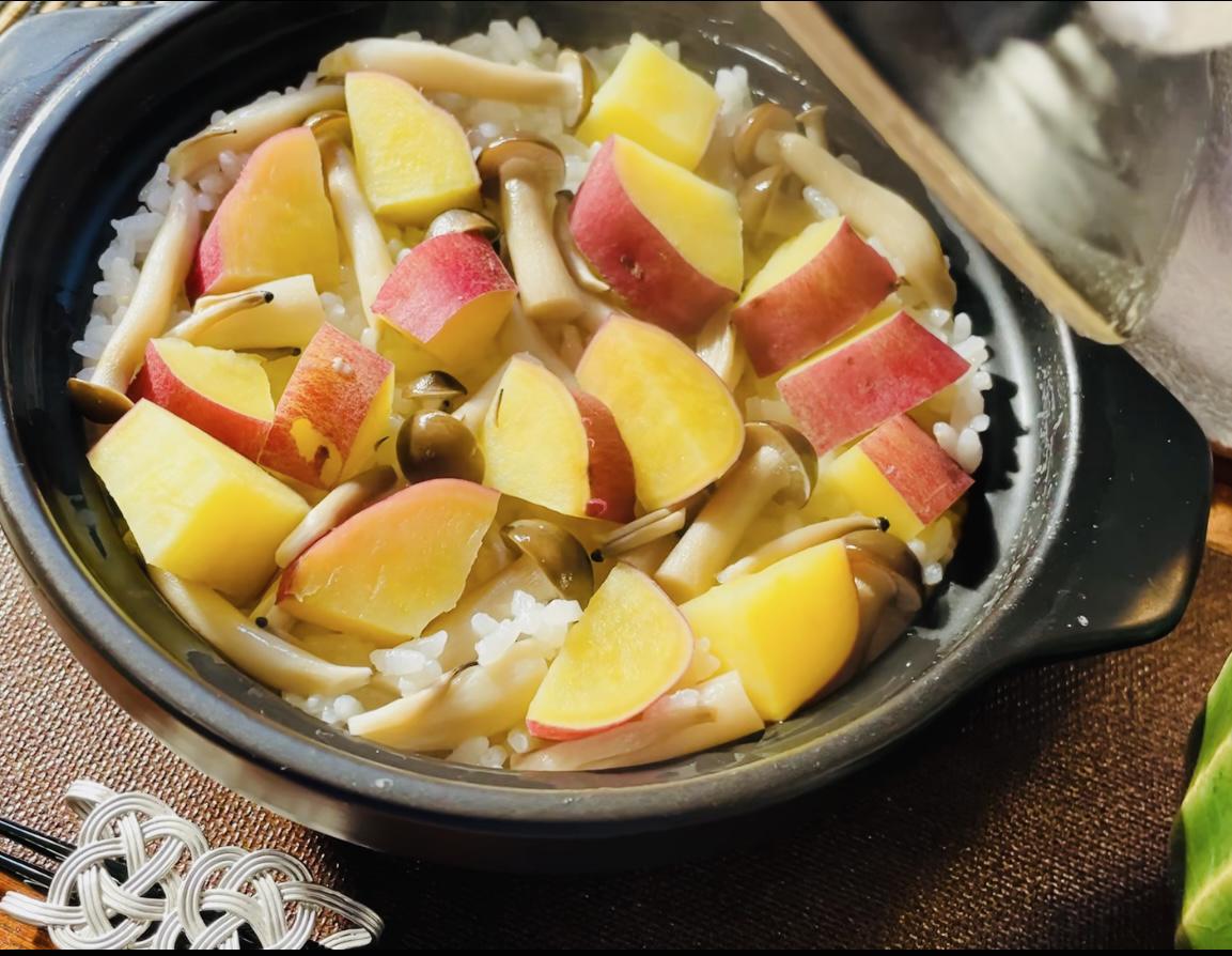 さつま芋ときのこの土鍋ご飯 白だしで簡単 ダイソーの一人用土鍋が使い勝手良すぎ Hi Chan Cafeが投稿したフォトブック Lemon8