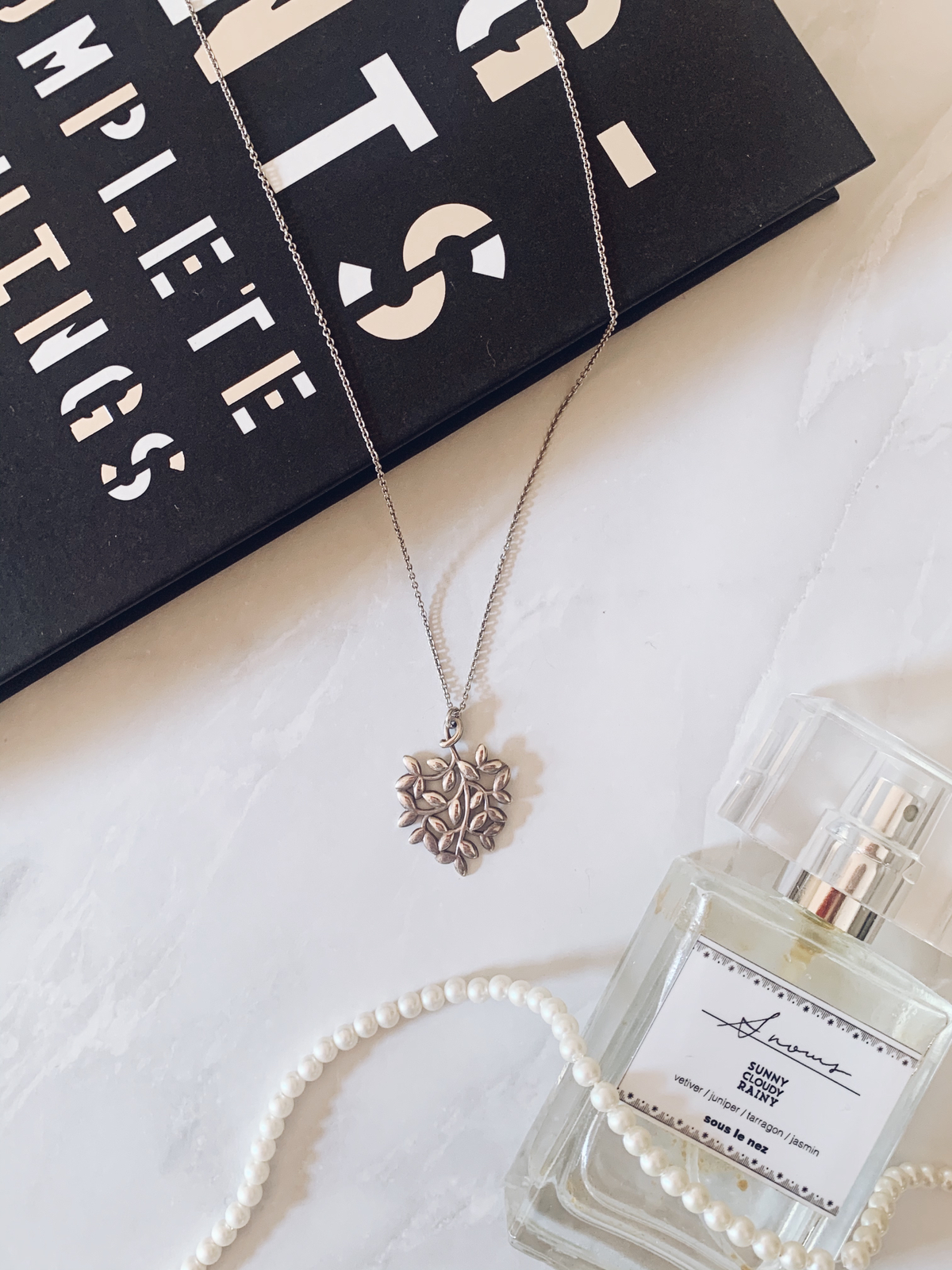 スマホでもお洒落に撮れる 置き画におすすめな小道具6選 かわいい写真加工術が投稿した記事 Sharee