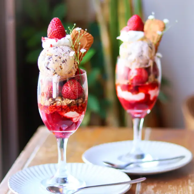 神戸 いちごパフェ Lemon8