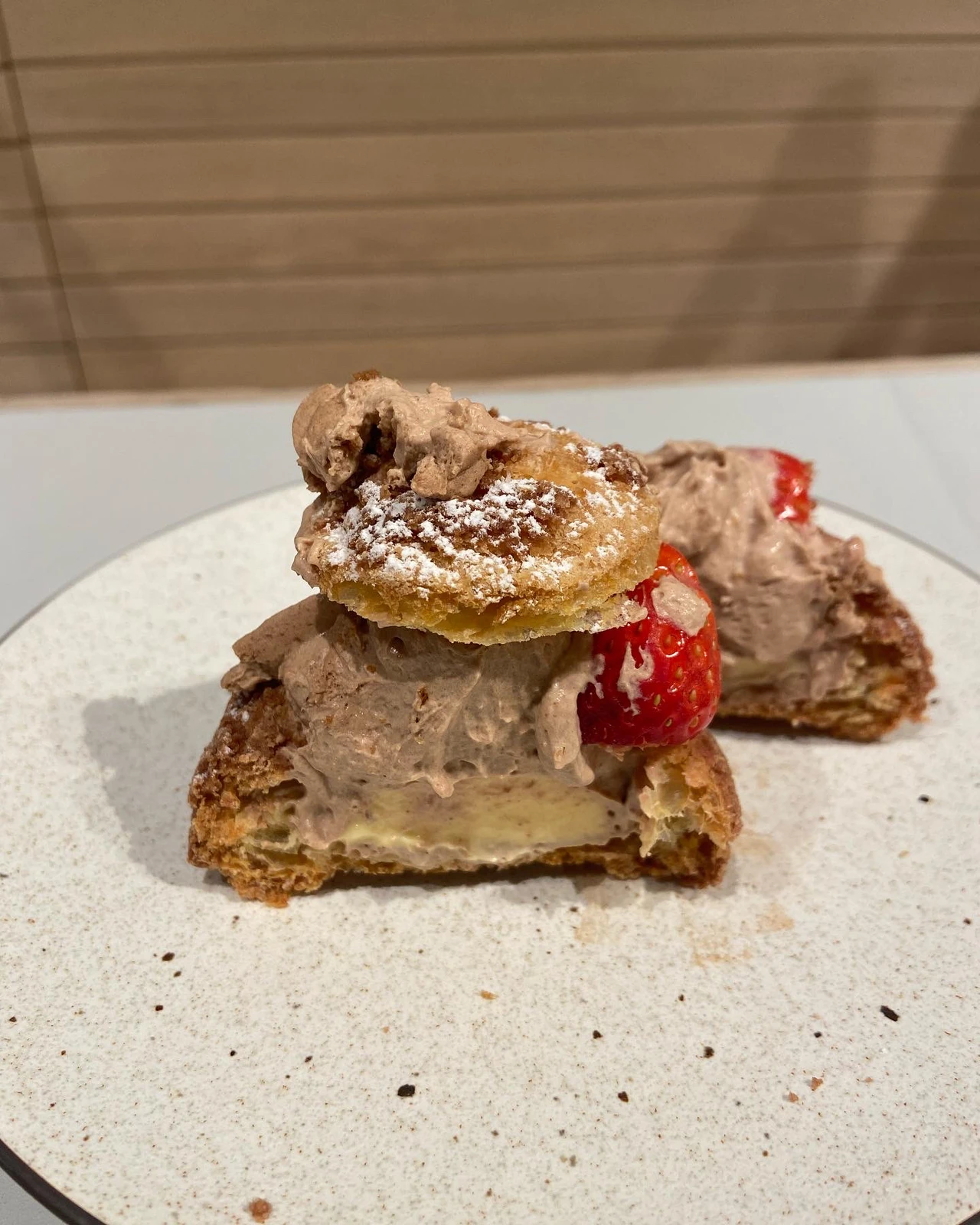 渋谷駅直結 ころんとかわいいチョコレートのクッキーシュークリーム Cafemaruが投稿したフォトブック Lemon8