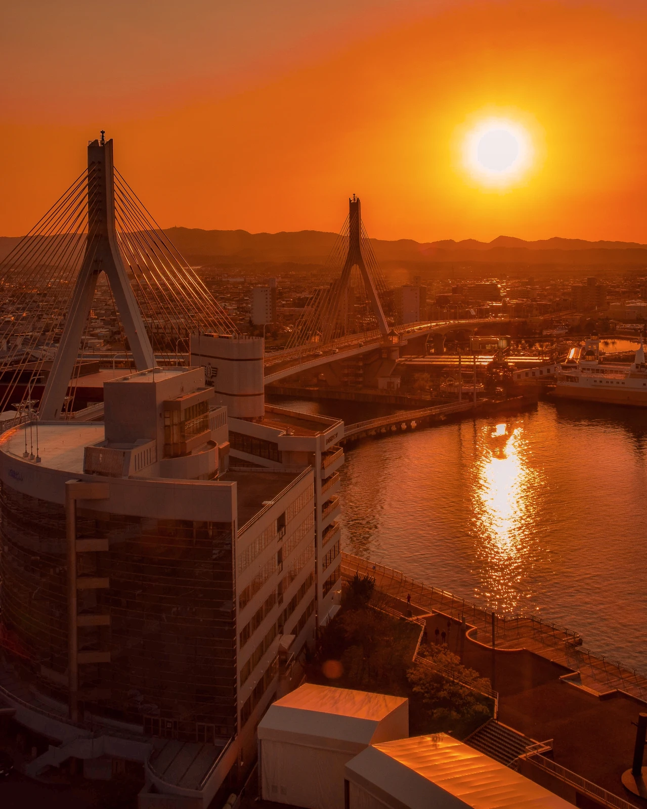 青森県 青森ベイブリッジと夕陽が見れる展望台 青森県観光物産館アスパム Jptravelerspicが投稿したフォトブック Lemon8