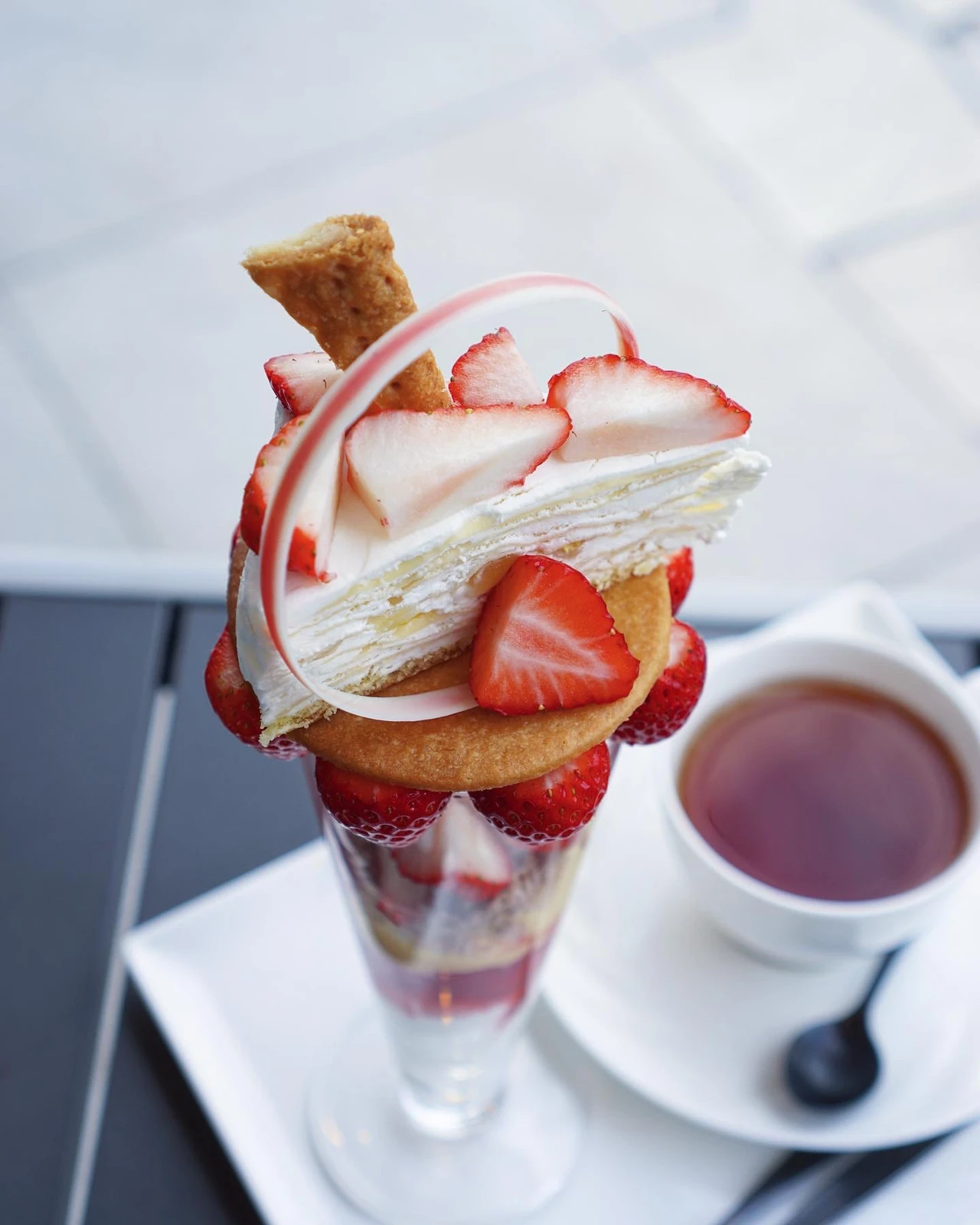 グラスの上にミルクレープが乗った映え映えないちごパフェ 滋賀県大津市 べんきちどんぶりが投稿したフォトブック Lemon8