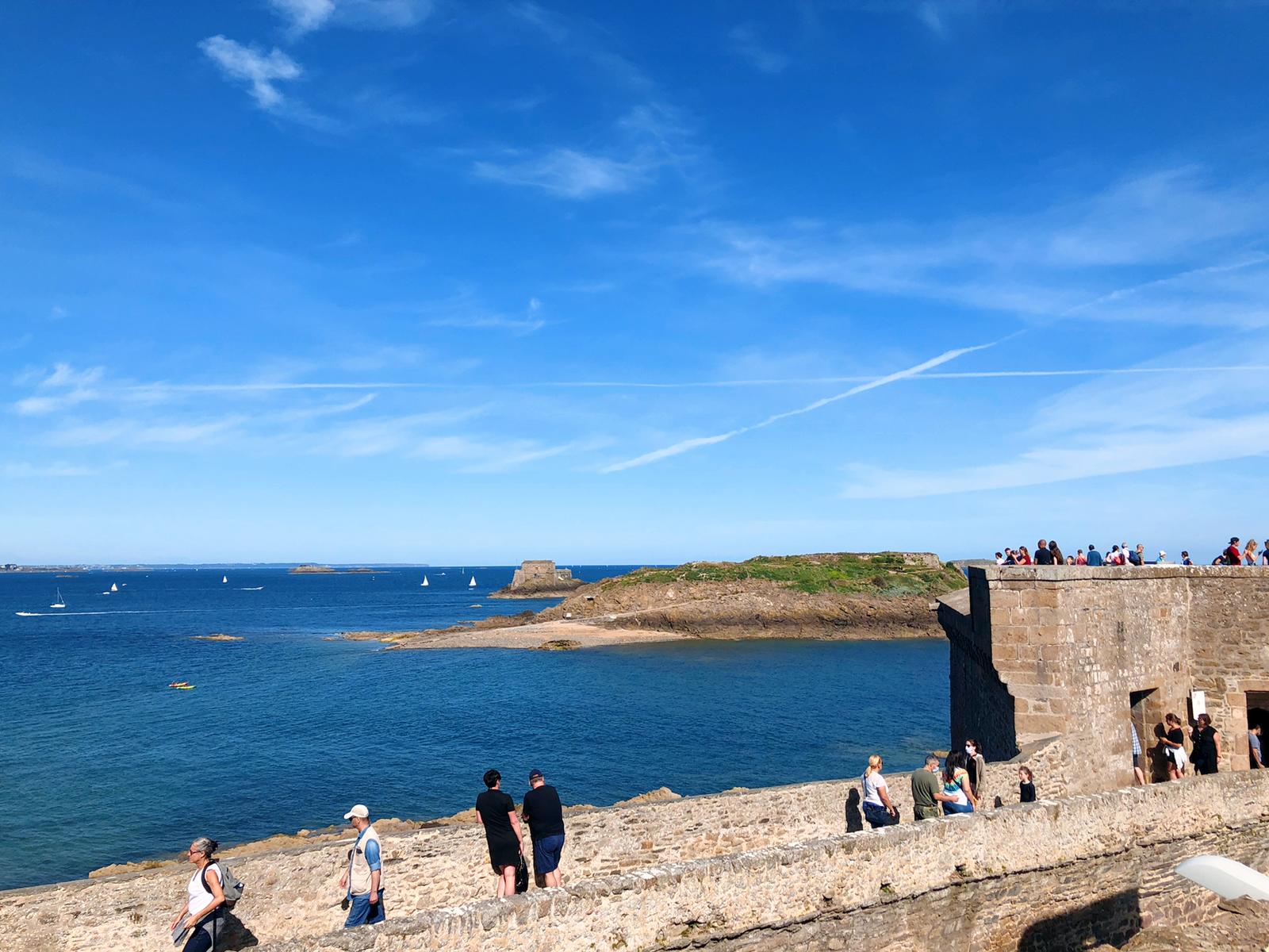 海が綺麗な城壁に囲まれた街 サンマロ Saya Tripが投稿したフォトブック Lemon8