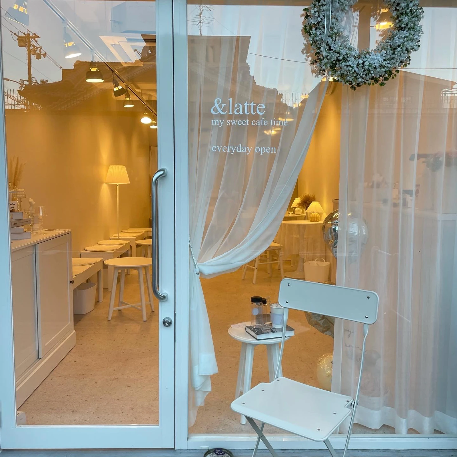 東大阪に新しくできた韓国カフェ 白っぽい内装も素敵 Cotori333が投稿したフォトブック Lemon8
