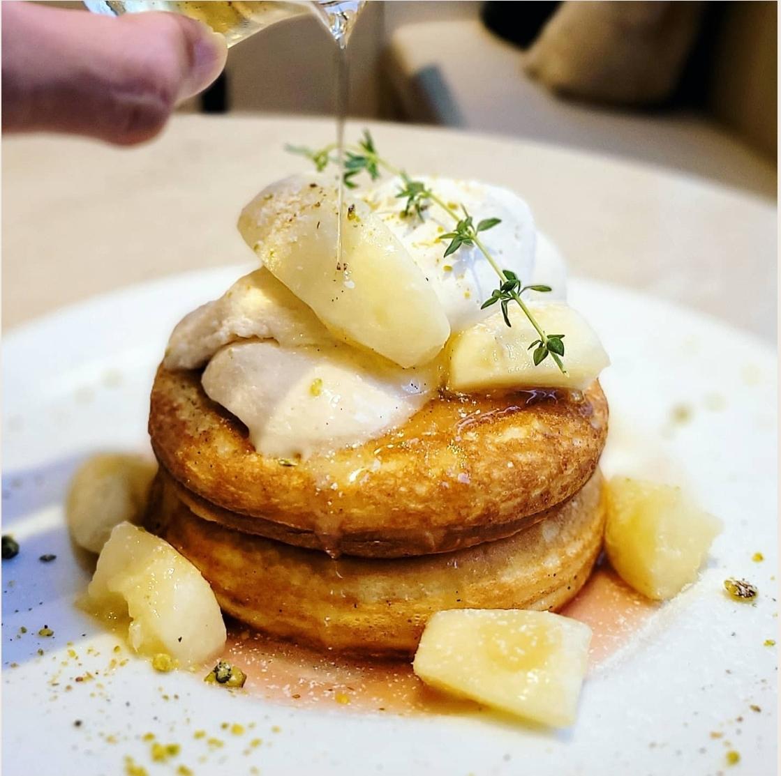 カフェ ブックス ビブリオテーク 東京 有楽町 フレッシュ白桃とマスカルポーネクリームのパンケーキ ミスター黒猫が投稿したフォトブック Lemon8