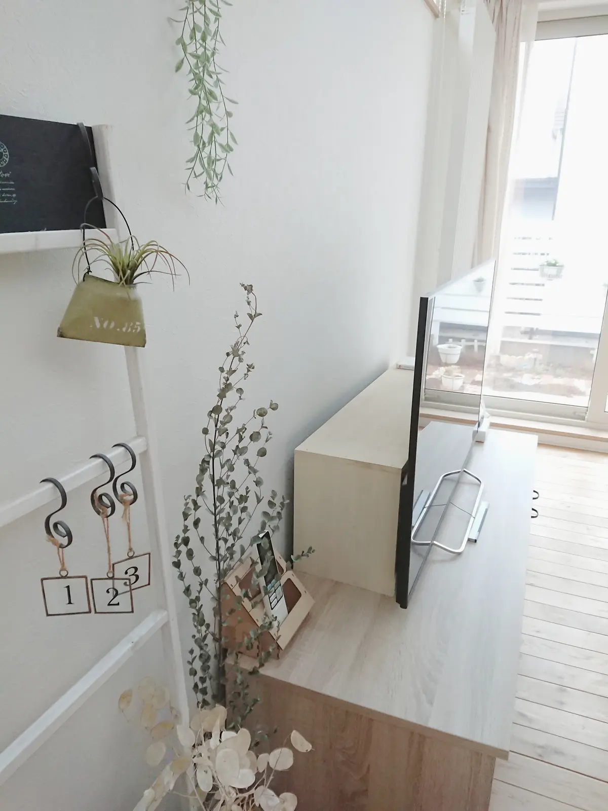 テレビの裏のごちゃごちゃ配線を隠す方法 S3110aが投稿したフォトブック Lemon8