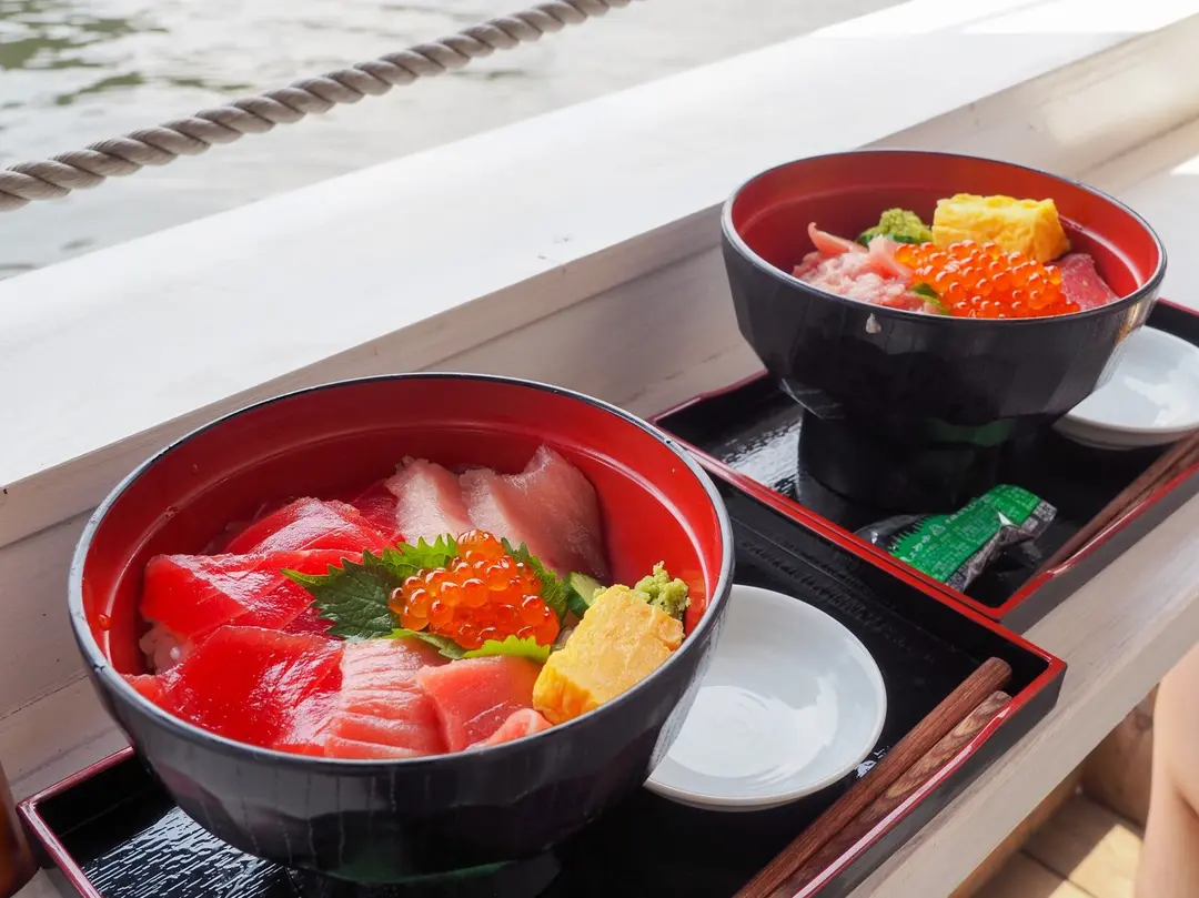 東京湾を眺めながら海鮮丼が食べられる店「マグロ卸のマグロ丼の店」の画像
