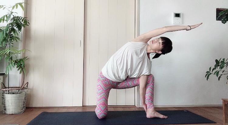 骨盤の歪みを矯正する片卍のポーズ Ryo Yogaが投稿したフォトブック Sharee