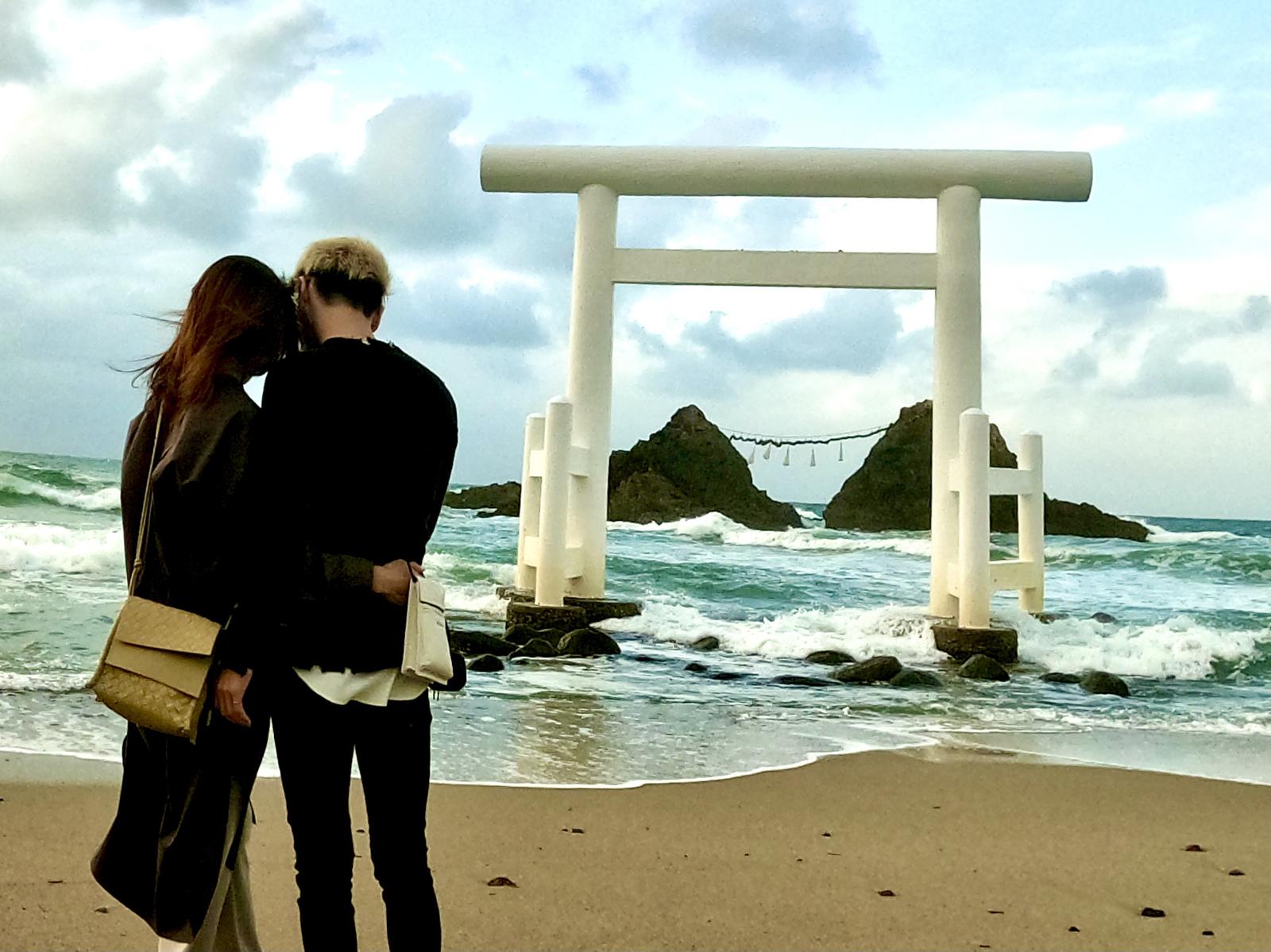 福岡県 21才歳の差カップルのトラベルフォト海に浮かぶ白い鳥居 Runansanが投稿したフォトブック Lemon8